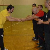 Paolo Cia riceve la maglia grigia da assistente per la scuola di Wing Tsun di Oderzo